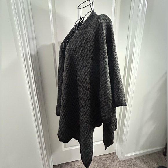 FRAAS 100% Acrylic Wrap NWT - Picture 2 of 3